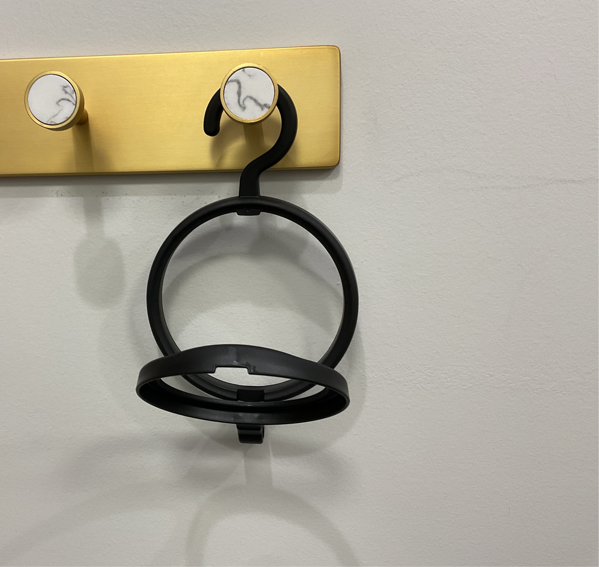 Hanging wig holder